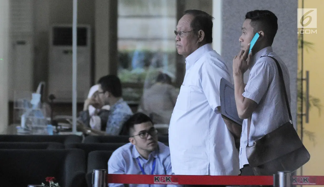 Wakil Wali Kota Mojokerto, Suyitno seusai memenuhi panggilan penyidik KPK di Jakarta, Kamis (15/2). Penyidik KPK memanggil Suyitno terkait kasus pengalihan anggaran PUPR Mojokerto. (Liputan6.com/Herman Zakharia)