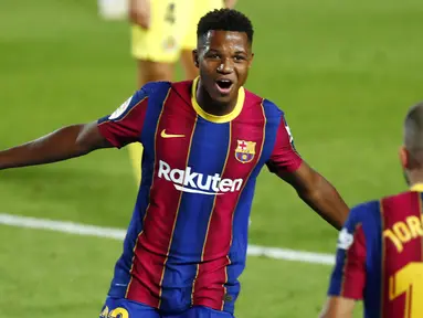 Penyerang Barcelona, Ansu Fati, melakukan selebrasi usai mencetak gol ke gawang Villareal pada laga Liga Spanyol di Stadion Camp Nou, Senin (28/9/2020). Barcelona menang dengan skor 4-0. (AP Photo/Joan Monfort)