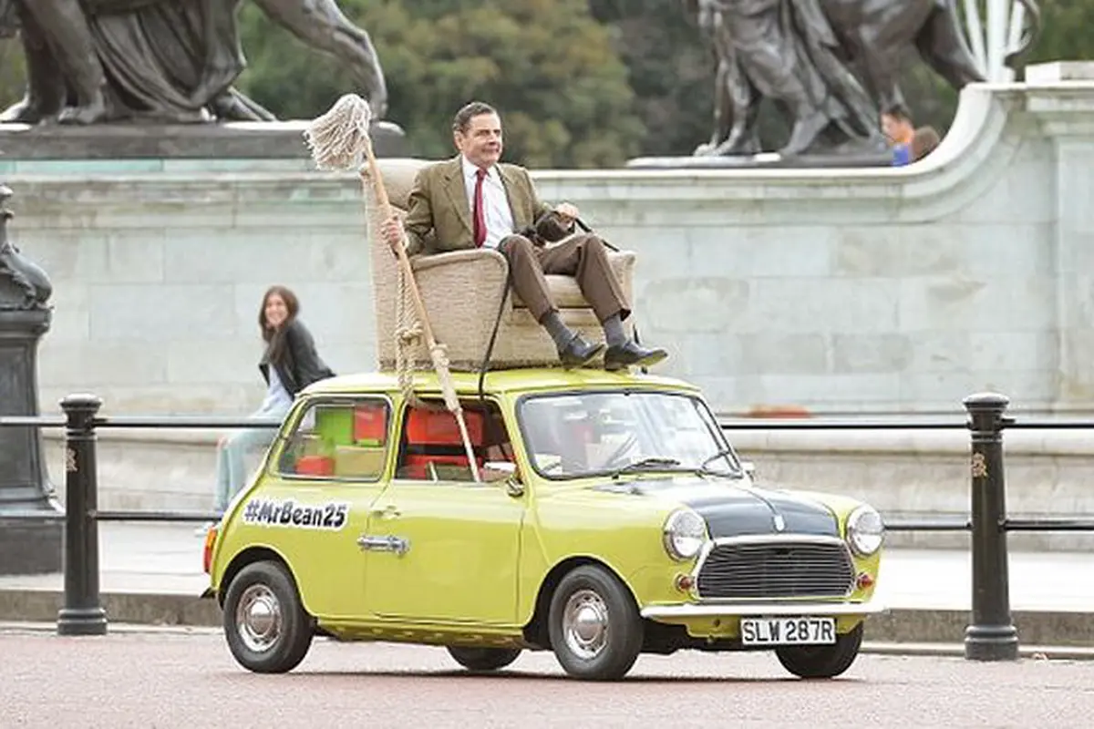 Lagi, Mr. Bean Kembali Kendarai Mobil Mungilnya Dari Atap