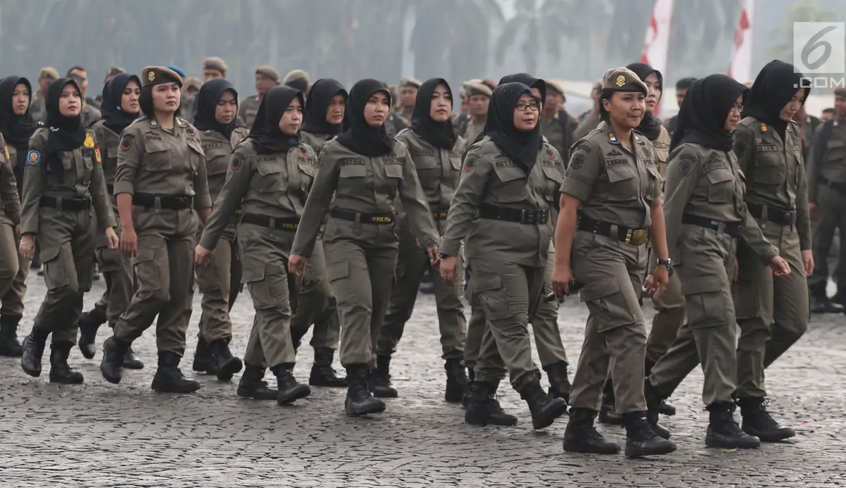 Srikandi Satuan Polisi Pamong Praja berbaris dalam upacara memperingati HUT Satpol PP ke-68 di Silang Monas, Jakarta, Kamis (26/4). Dalam HUT Satpol PP itu, Gubernur DKI Anies Baswedan bertindak sebagai Inspektur Upacara. (Liputan6.com/Arya Manggala)