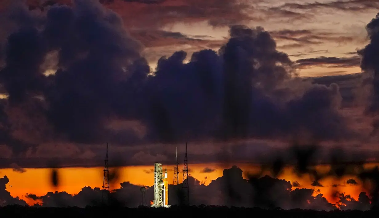 Roket NASA untuk misi Artemis 1 bersiap saat matahari terbit di Launch Pad 39B, Kennedy Space Center, Cape Canaveral, Florida, Amerika Serikat, 29 Agustus 2022. NASA harus menunda misi Artemis 1 ke Bulan akibat masalah bahan bakar. (AP Photo/Brynn Anderson)