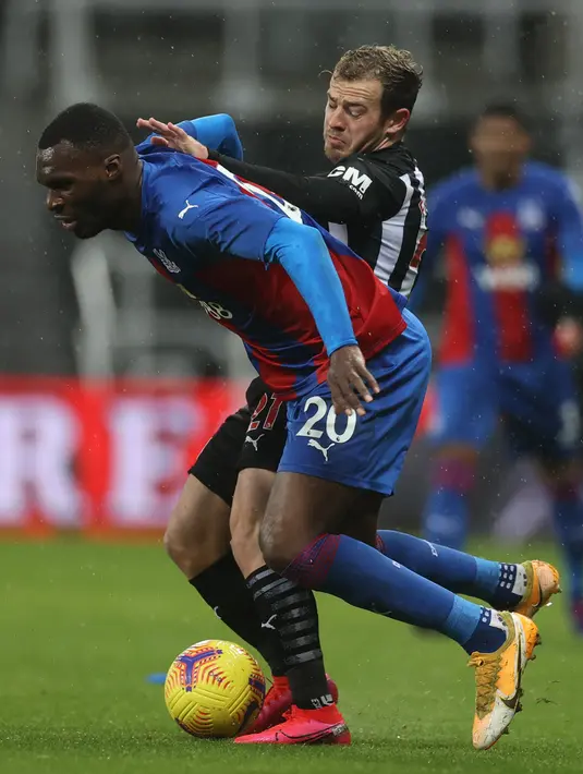 Striker Crystal Palace, Christian Benteke (kiri) bersaing memperebutkan bola dengan gelandang Newcastle United, Ryan Fraser dalam pekan ke-22 Liga Inggris di St. James Park, Rabu (3/2/2021) dini hari WIB. Newcastle dikalahkan oleh Crystal Palace dengan skor 1-2.  (LEE SMITH/POOL/AFP)