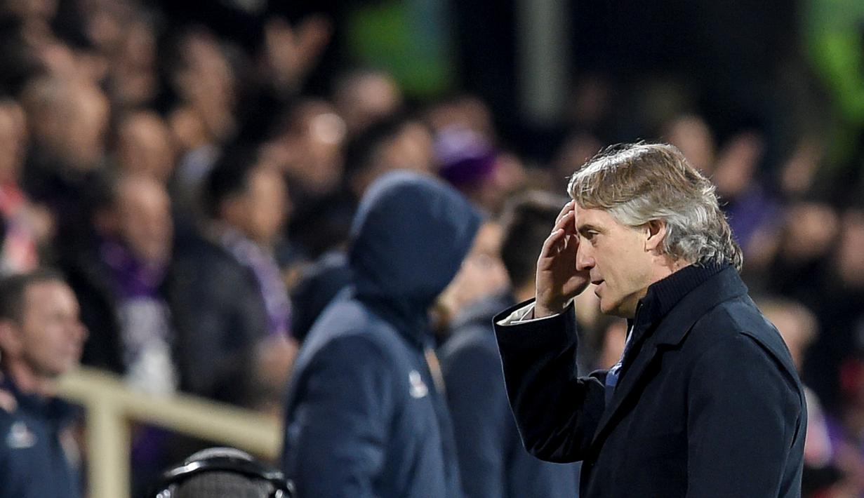 Ekspresi pelatih Inter Milan, Roberto Mancini, saat timnya kalah dari Fiorentina dalam laga Serie A Italia di Stadion di Artemio Franchi, Firenze, Senin (15/2/2016) dini hari WIB. (AFP/Andreas Solaro)