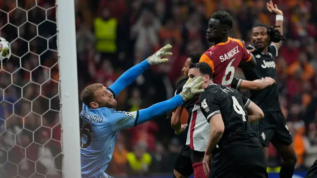 Pemain Galatasaray Davinson Sanchez (atas) mencetak gol ketiga timnya pada laga leg pertama play-off Liga Champions antara Galatasaray vs Juventus