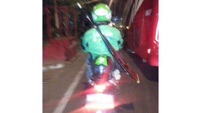 6 Potret Nyeleneh Orang Bawa Barang di Motor Ini Kocak (sumber: Instagram.com/wkwkland_real)