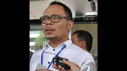 Hanif menjelaskan kedatangannya untuk menyerahkan laporan harta kekayaan penyelenggara negara (LHKPN) kepada KPK, Jakarta, Senin (24/11/2014). (Liputan6.com/Miftahul Hayat)