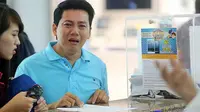 Gagal Beli iPhone 6, Turis Ini Berlutut dan Menangis di Toko