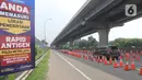 Antrean kendaraan untuk melakukan rapid tes antigen dengan sistem "drive thru" di Km 34 B Tol Jakarta - Cikampek, Cikarang, Sabtu (22/5/2021). Polda Metro Jaya memprediksi puncak arus balik mudik Lebaran ke DKI Jakarta akan terjadi pada akhir pekan ini, 21-23 Mei 2021. (Liputan6.com/Herman Zakharia)