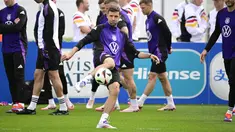 Penyerang Jerman Thomas Mueller (tengah) mengambil bagian dalam sesi latihan tim nasional Jerman menjelang turnamen EURO 2024 di Herzogenaurach, Bavaria, Rabu (12/6/2024). (Tobias SCHWARZ / AFP)