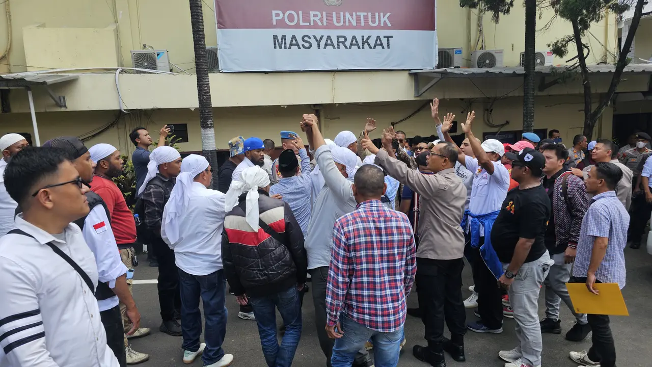 keluarga korban pemnganiayaan anggota TNI AL geruduk Polres Depok