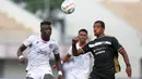 <p>Pemain Dewa United FC, Alex Martins Ferreira (kanan) berebut bola dengan pemain Arema FC, Ichaka Diarra pada laga pekan pertama BRI Liga 1 2023/2024 antara Dewa United melawan Arema FC di Stadion Indomilk, Tangerang, Minggu (2/7/2023). (Bola.com/Bagaskara Lazuardi)</p>
