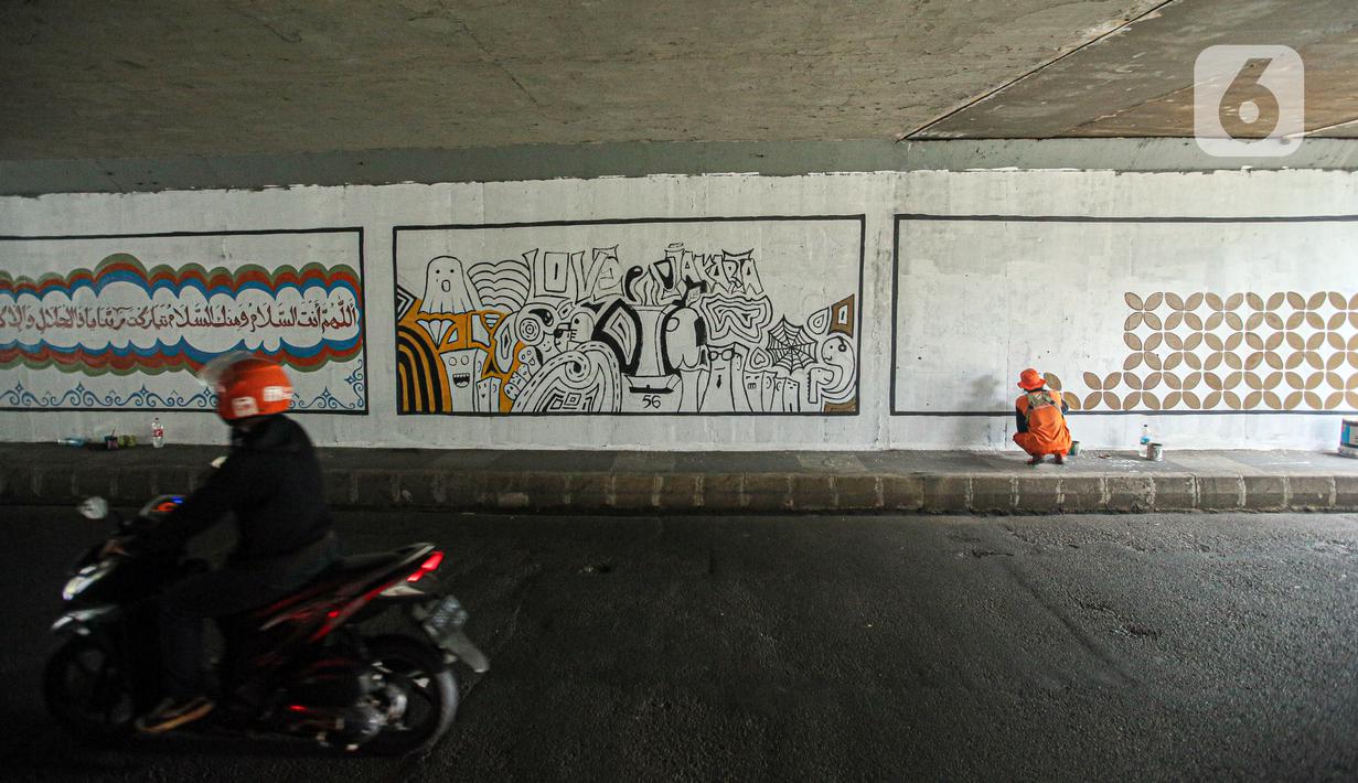 Selain itu, mural tersebut juga sengaja dibuat untuk menghindari coretan dan aksi vandalisme yang sebelumnya memenuhi kawasan itu sehingga terlihat kumuh. (Liputan6.com/Faizal Fanani)