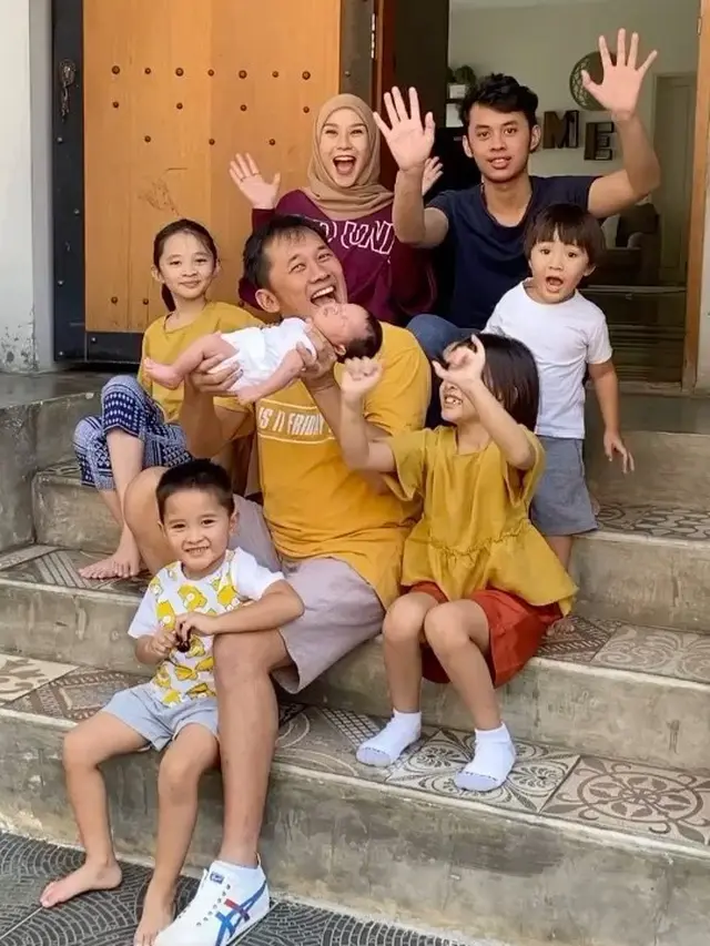 [Fimela] Hanung Bramantyo dan Zaskia Adya Mecca