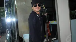 Dengan mengenakan baju bewarna hitam dan membawa gitar Dik Doank tiba di gedung KPK sekitar pukul 13.15 WIB. Jumat (25/7/14) (Liputan6.com/Faisal R Syam)
