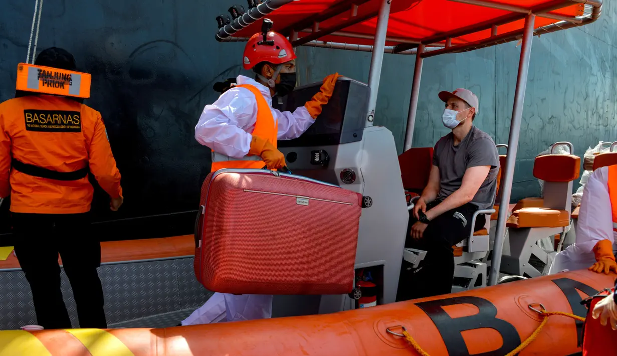 Anggota Basarnas mengevakuasi awak kapal Rusia Alexander Melnik (topi putih) dari kapal tanker Denmark Hulda Maersk di laut lepas pantai Aceh, Selasa (27/4/2021). Kapal tanker Denmark Hulda Maersk sedang melewati rute Port Klang, Malaysia-Terusan Suez, Mesir. (CHAIDEER MAHYUDDIN/AFP)