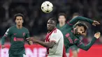 Bek Ajax Amsterdam Calvin Bassey berebut bola dengan penyerang Liverpool Mohamed Salah pada matchday kelima Grup A Liga Champions 2022-2023 di Johan Cruiff Arena,  Kamis (27/10/2022) dini hari WIB. Liverpool akhirnya ikut memastikan diri melaju ke babak 16 besar Liga Champions. (AP Photo/Peter Dejong)