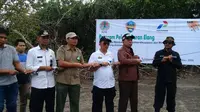 Manajer PKEK Zaini Rakhmat dan Wakil Bupati Garut Helmi Budiman melepaskan 2 ekor elang laut perut putih (Liputan6.com/Jayadi Supriadin)
