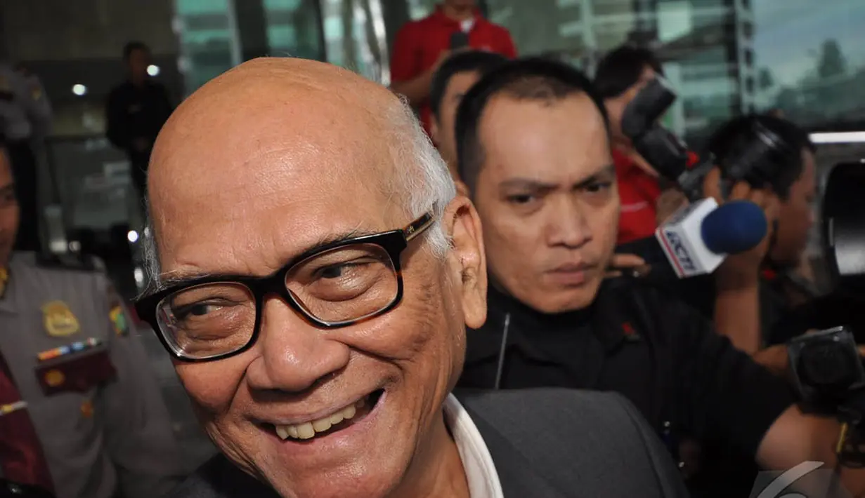 Mantan Menko Perekonomian, Dorodjatun Kuntjoro Jakti memilih bungkam saat dicecar pertanyaan oleh wartawan di KPK, Jakarta, Jumat (12/12/2014). (Liputan6.com/Miftahul Hayat)