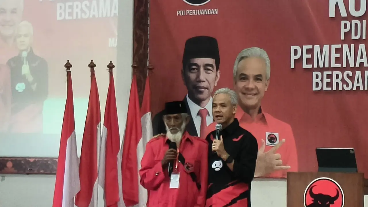 Capres PDI Perjuangan Ganjar Pranowo berbincang dengan Ketua PAC Lunyuk bernama Soekarno di DPD PDI Perjuangan Nusa Tenggara Barat (NTB), Kota Mataram, Minggu (18/6/2023). (Delvira Hutabarat/Liputan6.com)