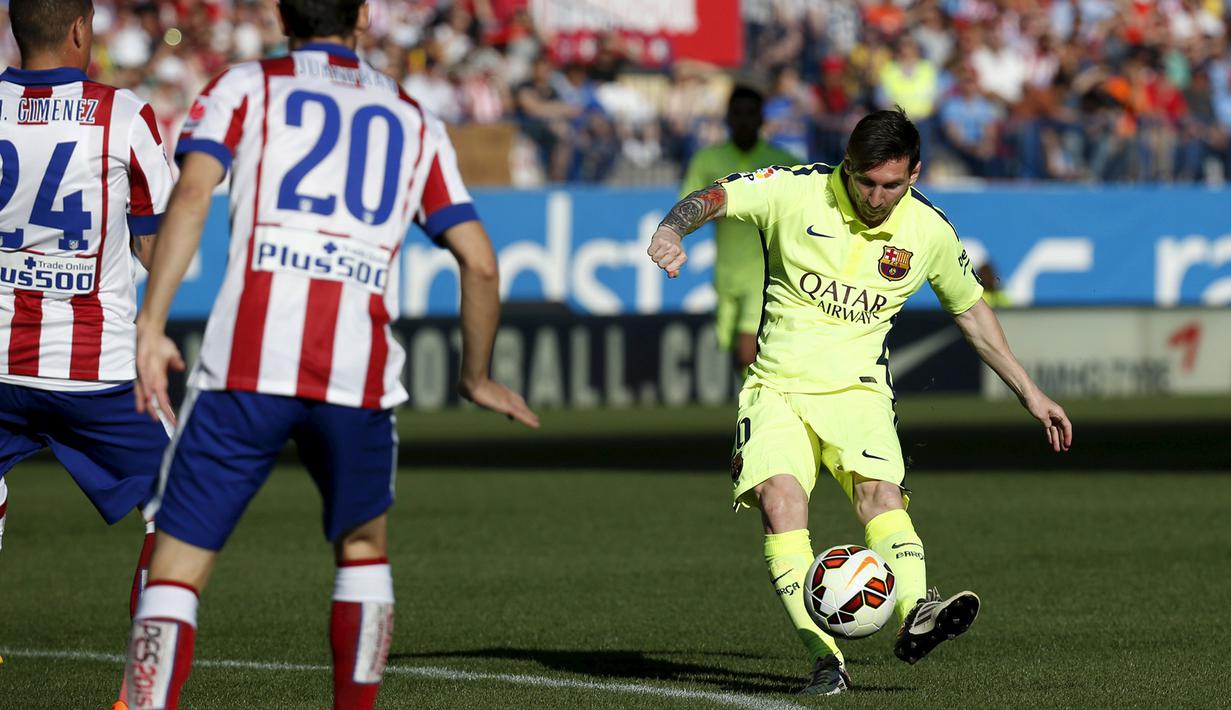 Duel panas terjadi di laga Liga Spanyol antara Atletico Madrid dengan Barcelona di Stadion Vicente Calderon, Senin (18/5/2015). Barcelona menang 1-0 atas Atletico Madrid. (Reuters/Juan Medina)