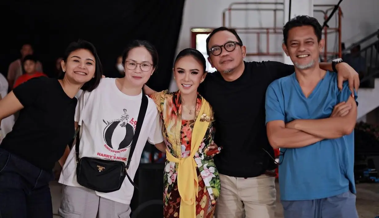 Yuni Shara pilih kenakan kebaya model kutubaru dengan motif print warna warni sebagai atasan. [@yunishara36]