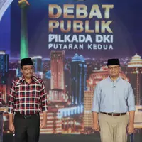 Kedua pasangan calon Gubernur dan Wakil Gubernur DKI Jakarta menyanyikan lagu kebangsaan Indonesia Raya saat debat terakhir Pilgub DKI Jakarta di Hotel Bidakara, Jakarta, Rabu (12/4). (Liputan6.com/Faizal Fanani)