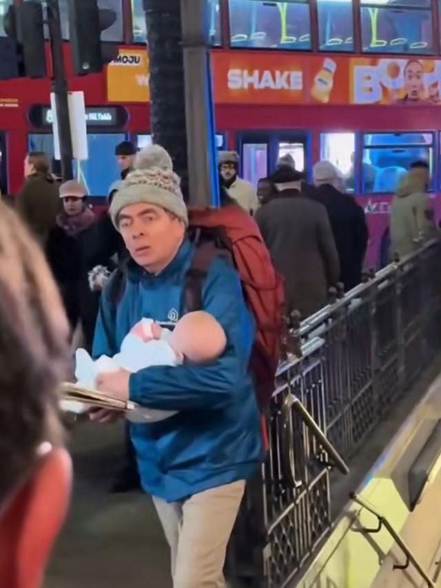 Syuting baru Rowan Atkinson di Piccadilly Circus. (credit:instagram.com/nayem_in_london)