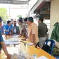 Salah satu oknum timses capres melakukan protes ke panitia TPS 012 Kelurahan Sungai Buah Palembang, ditengah proses pencoblosan pemilu lanjutan (Liputan6.com / Nefri Inge)