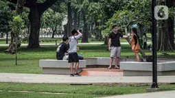 Warga beraktivitas di Taman Lapangan Banteng, Jakarta, Minggu (18/10/2020). Taman Lapangan Banteng dibuka pukul 06.00 sampai 17.00, khusus bagi masyarakat yang akan berolahraga. (Liputan6.com/Faizal Fanani)