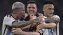 Pemain Timnas Argentina merayakan gol yang dicetak oleh Lionel Messi (tengah) pada laga uji coba internasional melawan Curacao yang berlangsung di Stadion Unico Madre de Ciudades, Rabu (29/3/2023) pagi WIB. La Pulga berhasil mencetak hattrick dan membawa timnya menang dengan skor 7-0. (AFP/Juan Mabromata)