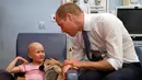 Pangeran William berbincang dengan anak pengidap kanker, Daisy Wood, saat mengunjungi rumah sakit Royal Marsden di London, Selasa (16/5). Dalam kunjungannya, Pangeran William menghibur sejumlah pasien anak pengidap kanker. (Kirsty Wigglesworth /POOL/AFP)