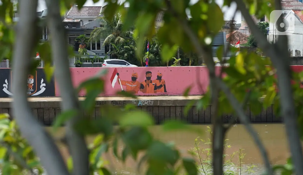 Mural bertema Kemerdekaan RI menghiasi dinding turap Sungai Ciliwung di kawasan Kampung Melayu, Jakarta, Minggu (16/8/2020). Mural karya petugas Pekerja Penanganan Sarana dan Prasarana Umum (PPSU) tersebut dibuat dalam rangka memeriahkan HUT ke-75 RI. (Liputan6.com/Immanuel Antonius)