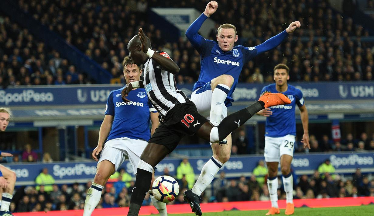 Aksi pemain Everton, Wayne Rooney (kanan) saat berebut bola dengan pemain Newcastle United, Mohamed Diame pada lanjutan Premier League di Goodison Park, Liverpool,(23/4/2018). Everton menang 1-0. (AFP/Oli Scarff)