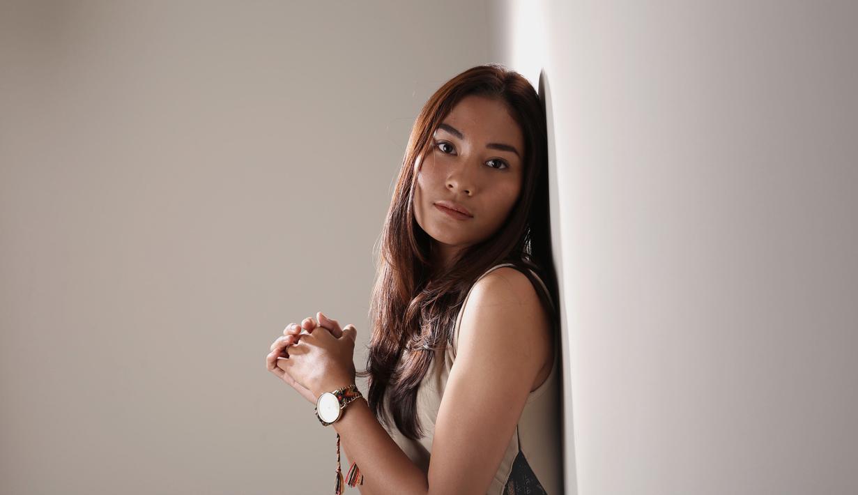 Fisioterapi PBR, Adinda Pricilla (Cia) saat berpose dengan gaya santai, Kamis (10/12/2015). (Bola.com/Nicklas Hanoatubun)