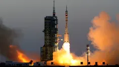  Pesawat ruang angkasa Tiongkok, Shenzhou 11 pembawa roket Long March-2F lepas landas dari Pusat Peluncuran Satelit Jiuquan di laut provinsi Gansu, Tiongkok, (17/10). (China Daily/via REUTERS)