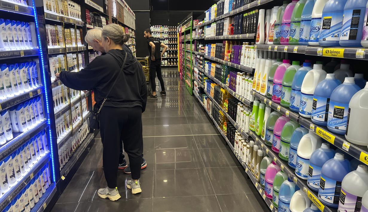Barang dihargai dalam dolar AS di supermarket di Beirut, Lebanon, Rabu (1/3/2023). Pelanggan sekarang akan memiliki opsi untuk membayar dalam dolar daripada dengan mata uang lokal yang anjlok dengan cepat. (AP Photo/Hussein Malla)