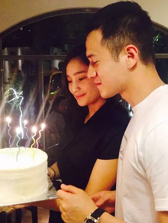 Foto ini diunggah Junot pada beberapa tahun silam saat keduanya merayakan ulang tahun Junot ke 30 tahun. Sedangkan sekarang ini, aktor tampan yang satu ini sudah memasuki usia 32 tahun. (Instagram/herjunot7ali)