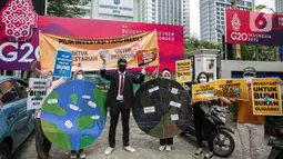 Aktivis Climate Rangers Jakarta, XR Jakarta, dan 350 Indonesia berunjuk rasa di depan Gedung Kementerian Investasi/BKPM, Jakarta, Jumat (22/4/2022). Aktivis menuntut pemerintah serius dalam memilih investasi yang baik bagi kelestarian bumi. (Liputan6.com/Faizal Fanani)
