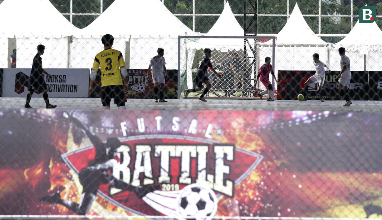 Suasana pertandingan Super Soccer Futsal Battle di Lapangan Blok S, Jakarta, Sabtu (15/9/2018). Sebanyak 32 tim yang berlaga di ajang ini merupakan tim yang lolos dari babak eliminasi di 10 tempat yang berbeda. (Bola.com/M Iqbal Ichsan)