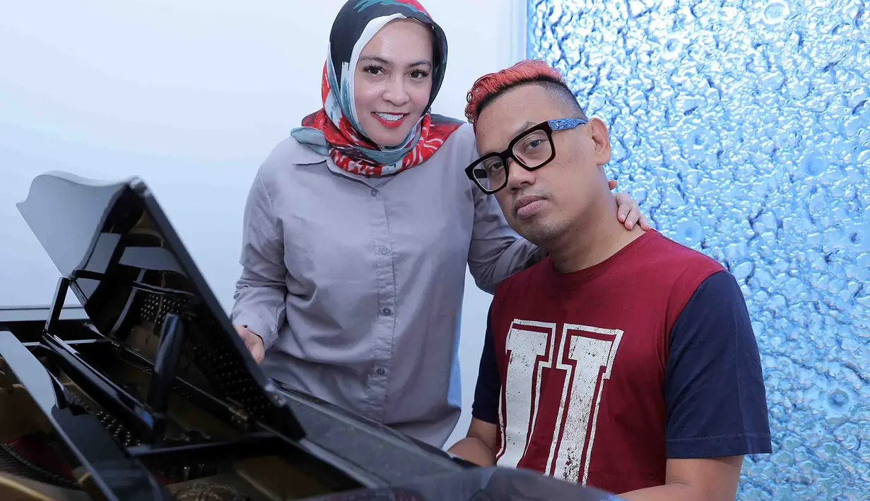Meski telah bertahun-tahun menikah, Astrid dan Uya Kuya mengaku masih ada yang dirasakan sulit. Astrid mengatakan bahwa momen tersulit yang mereka alami adalah menyamakan persepsi. (Deki Prayoga/Bintang.com)