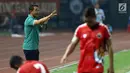 Pelatih Selangor FA, M Nazliazmi saat laga persahabatan melawan Persija di Stadion Patriot Candrabhaga, Bekasi, Kamis (6/9). Persija kalah 1-2. (Liputan6.com/Helmi Fithriansyah)