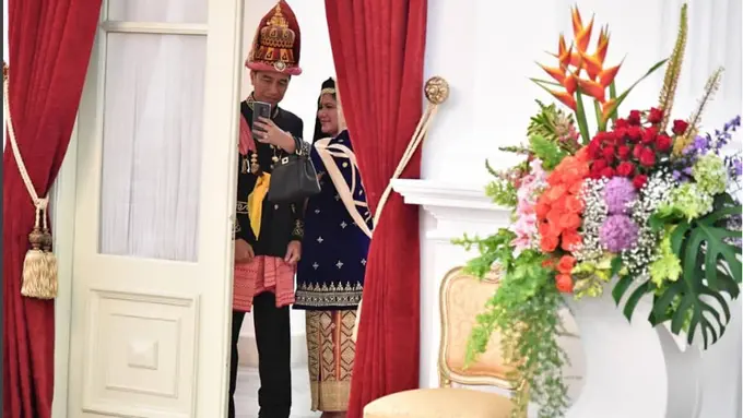 Selfie Presiden Jokowi dan Iriana sebelum upacara HUT RI Ke-73
