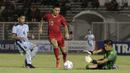Striker Timnas Indonesia U-16, Wahyu Pratama, berusaha melewati kiper Kepulauan Mariana Utara pada laga babak Kualifikasi Piala AFC U-16 2020 di Stadion Madya, Jakarta, Rabu (18/9). Indonesia menang 15-1. (Bola.com/Yoppy Renato)