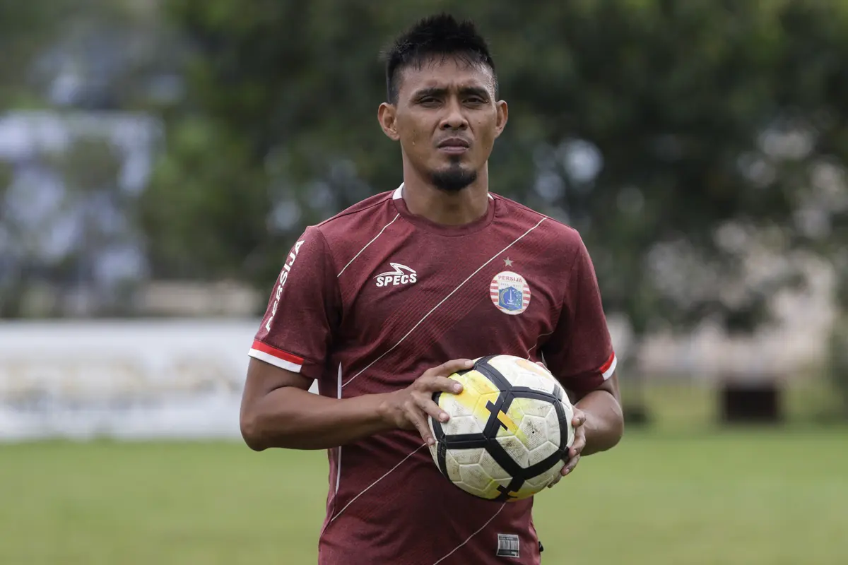 Pemain Persija Jakarta, Maman Abdurrahman, memegang bola. (Bola.com/Yoppy Renato)