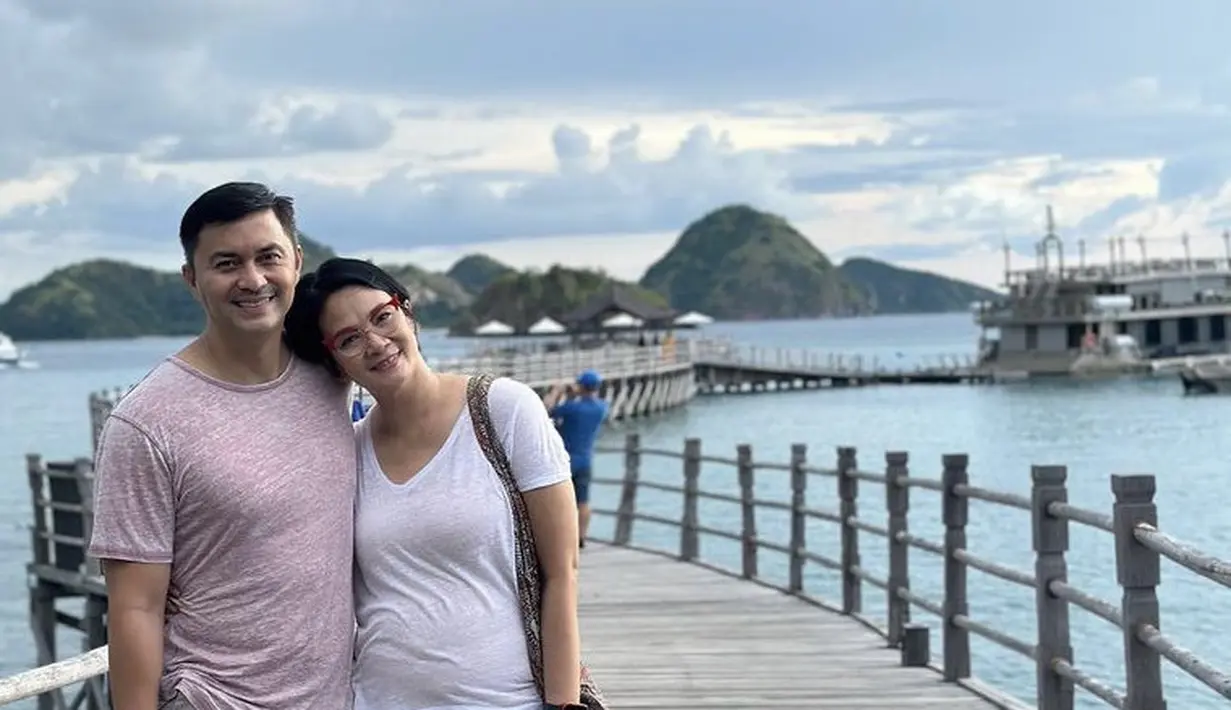 Keduanya tampil santai, Dian dengan kaos tipis dan celana putihnya. Lalu Anjasmara mengenakan kaos keuunguan serta celana pendeknya. Credit: Instagram @bu_deedee