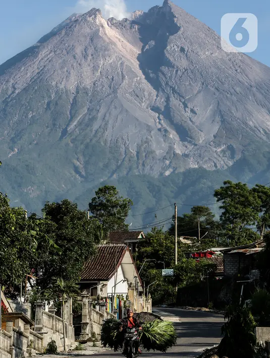 Aktivitas warga di bawah kaki Gunung Merapi, Desa Glagaharjo, Kecamatan Cangkringan, Sleman, Jawa Tengah, Kamis (19/11/2020). Semenjak diumumkan statusnya naik menjadi siaga, Gunung Merapi terpantau terus mengalami peningkatan aktivitas. (Liputan6.com/JohanTallo)