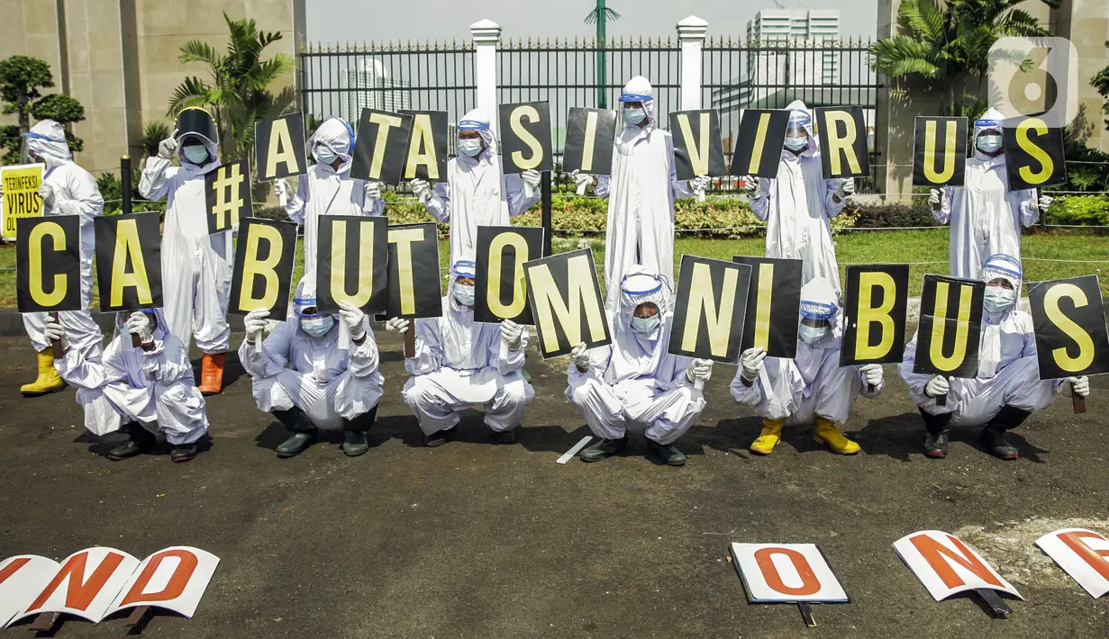 Aktivis Walhi saat menggelar aksi damai di depan Gedung MPR/DPR/DPD, Jakarta, Kamis (9/7/2020). Dalam aksinya mereka menyerukan untuk menolak dan menghapus RUU Omnibus Law Cipta Lapangan Kerja. (Liputan6.com/Johan Tallo)