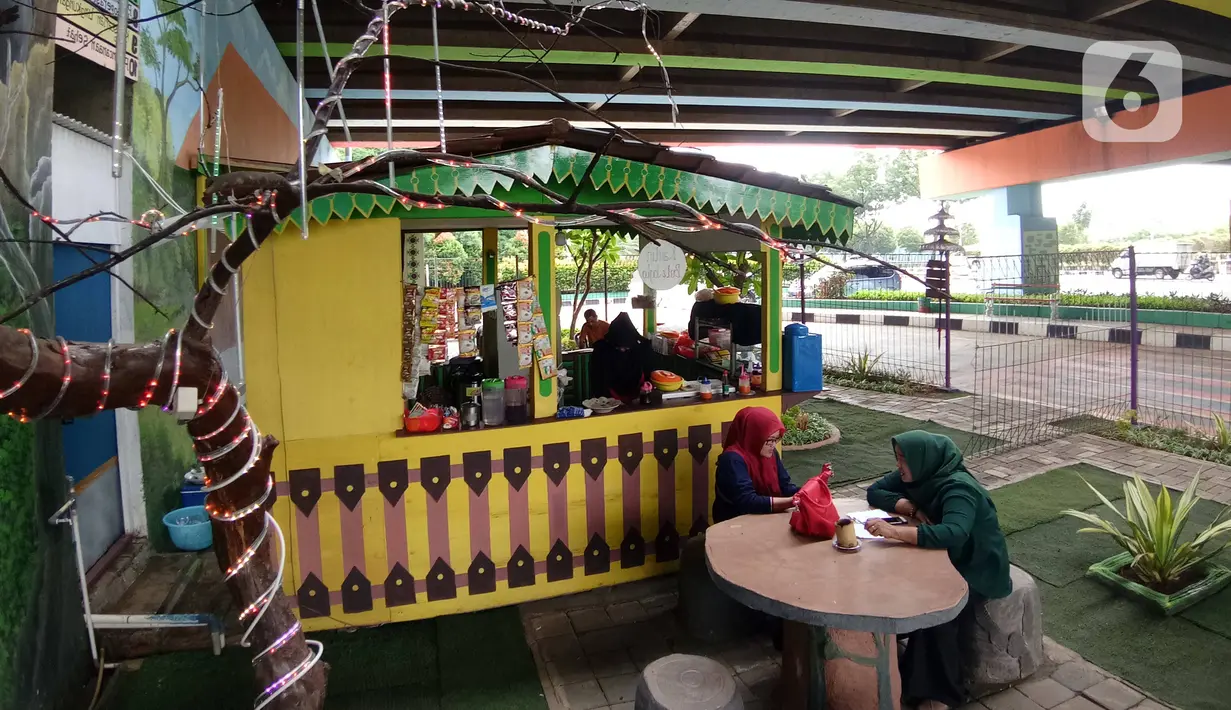 Warga beraktivitas di Taman Betawi Bale Joglo yang terletak di kolong tol JORR W2, Joglo, Jakarta, Senin (13/1/2020). Bale joglo adalah kantin di bawah kolong tol Joglo yang dimanfaatkan sebagai tempat untuk berjualan makanan khas Betawi. (Liputan6.com/Angga Yuniar)