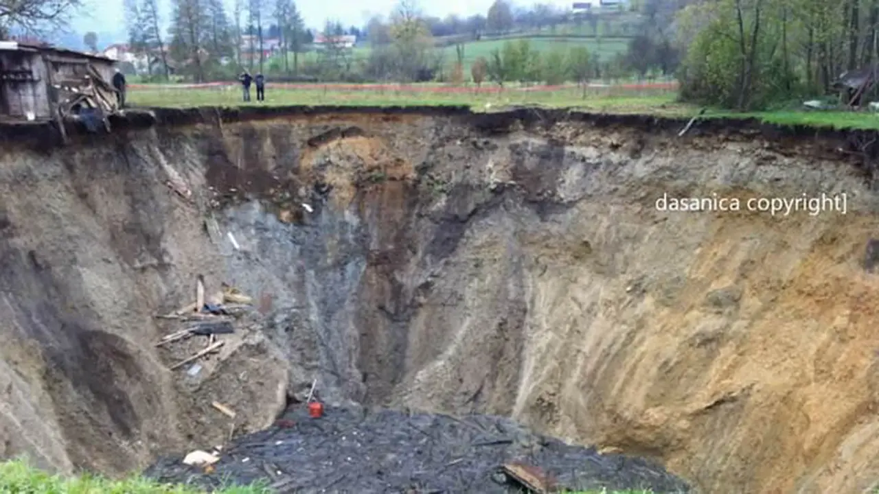 bosnia-sinkhole-131126c.jpg