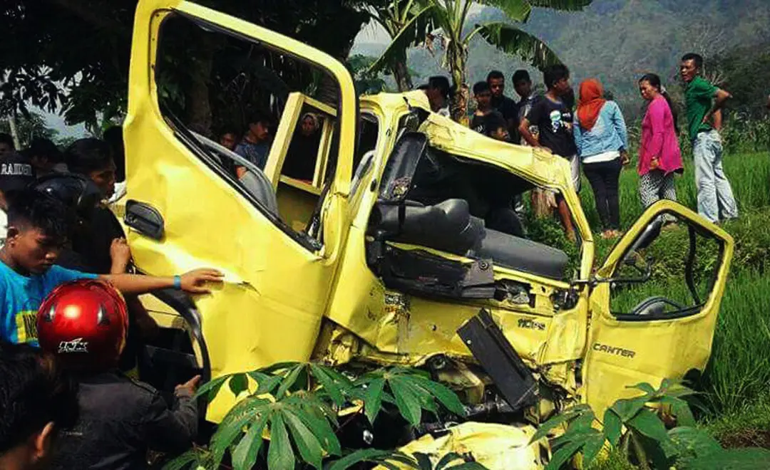 Kecelakaan maut melibatkan bus, truk, dan sepeda motor terjadi di jalur Pemalang-Purbalingga, tepatnya di Jalan Raya Belik, Pemalang, Jawa Tengah. (Liputan6.com/Fajar Eko Nugroho)